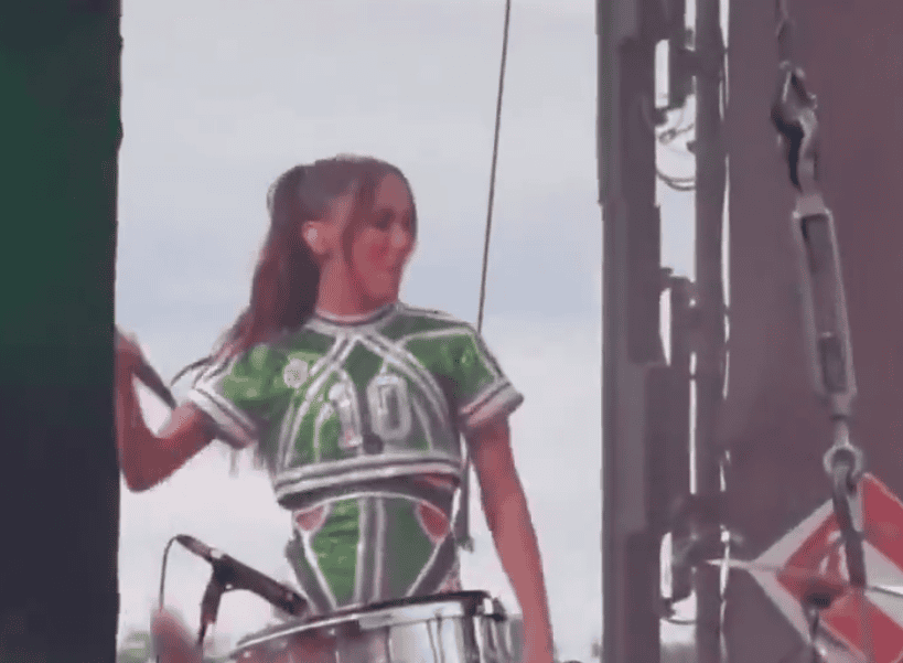Anitta lanza su micrófono a su equipo en pleno concierto
