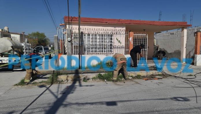 Camión cervecero arranca poste de Telmex