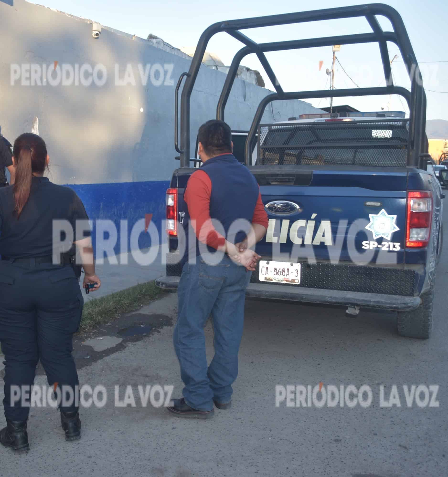 El encargado de vigilancia del centro comercial estrujó a una clienta.