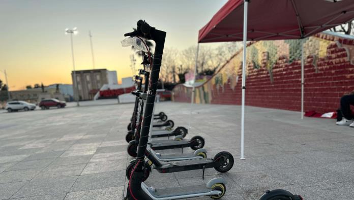 Jóvenes nigropetenses promueven la movilidad sustentable con renta de patines eléctricos