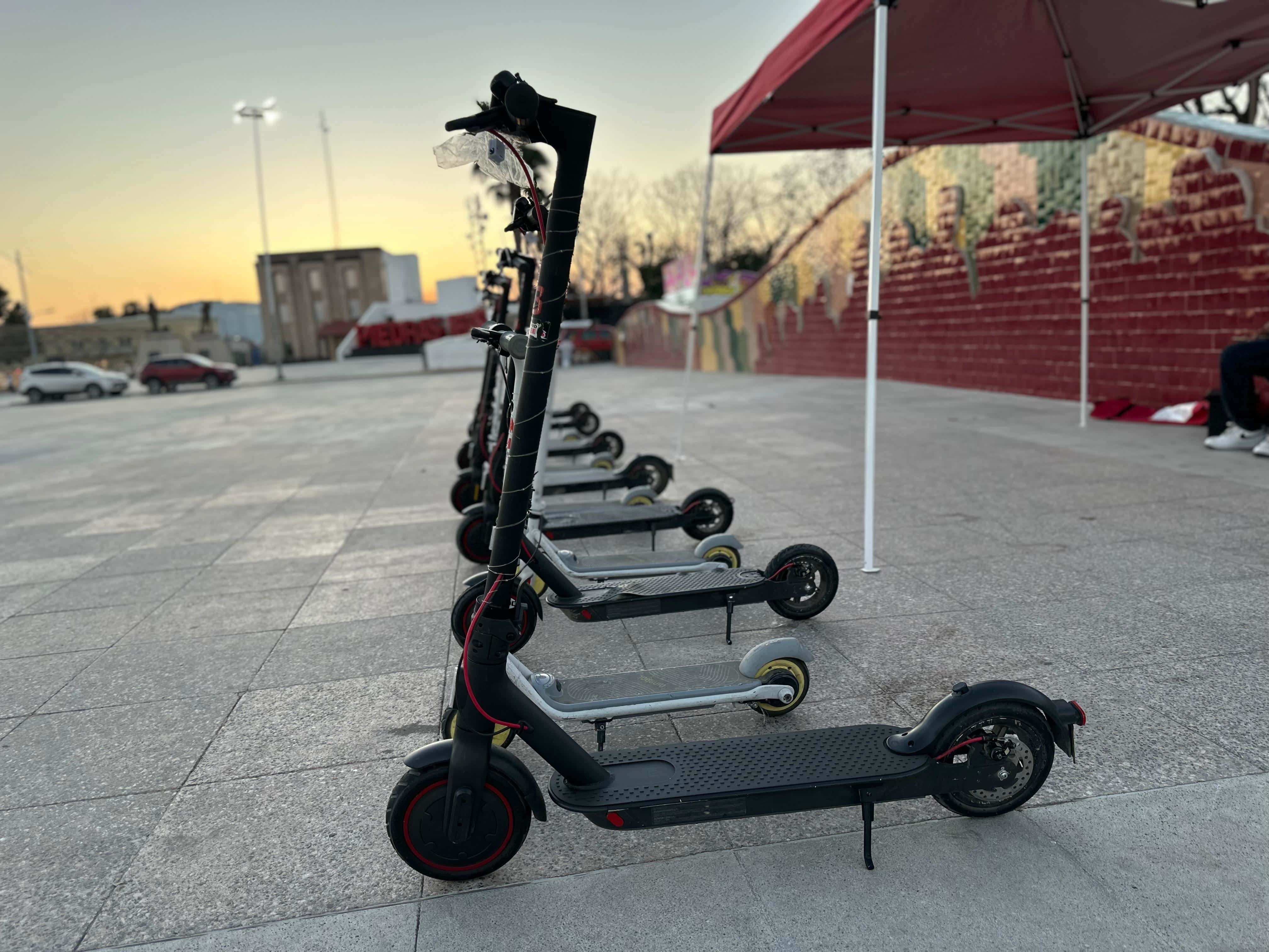 Jóvenes nigropetenses promueven la movilidad sustentable con renta de patines eléctricos