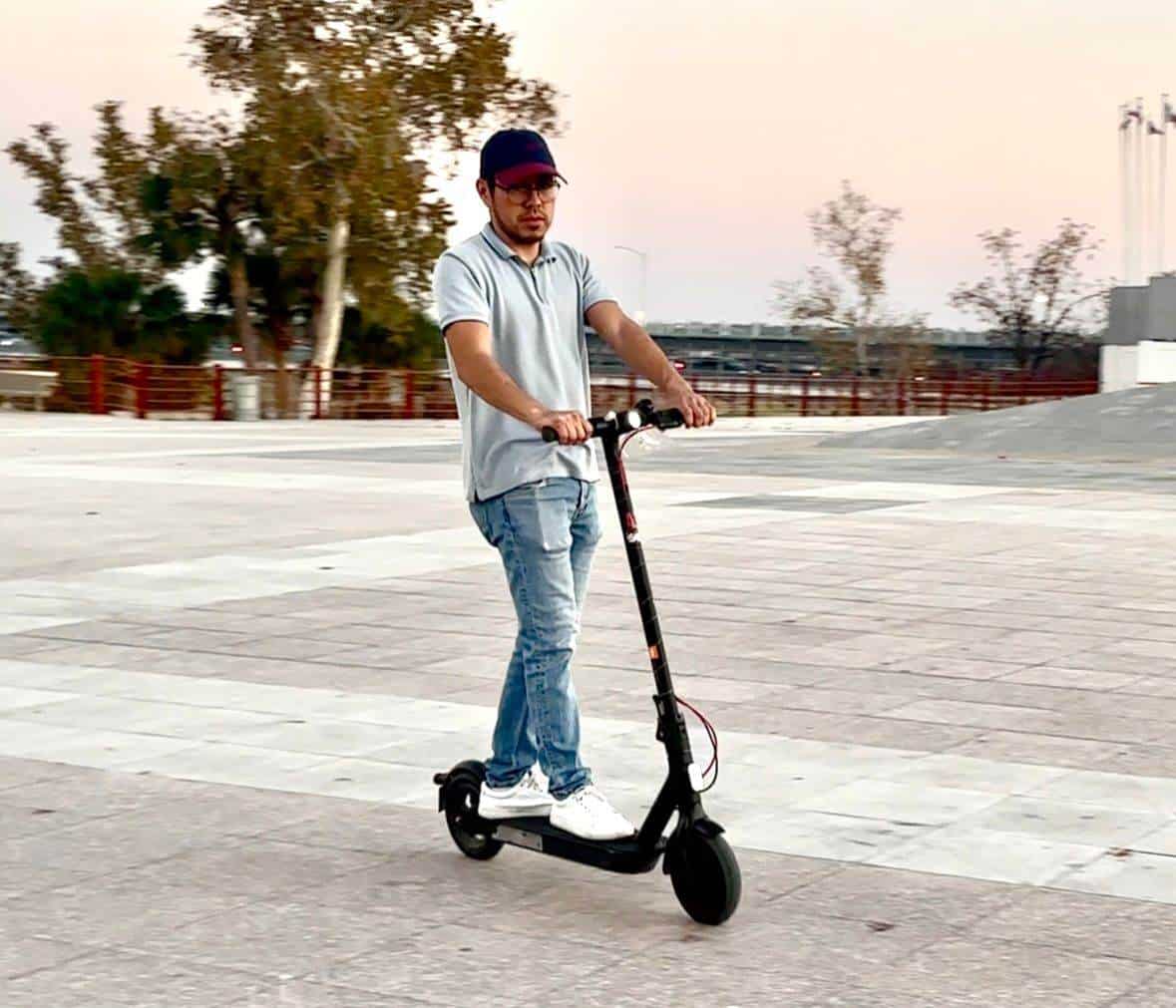 Jóvenes nigropetenses promueven la movilidad sustentable con renta de patines eléctricos