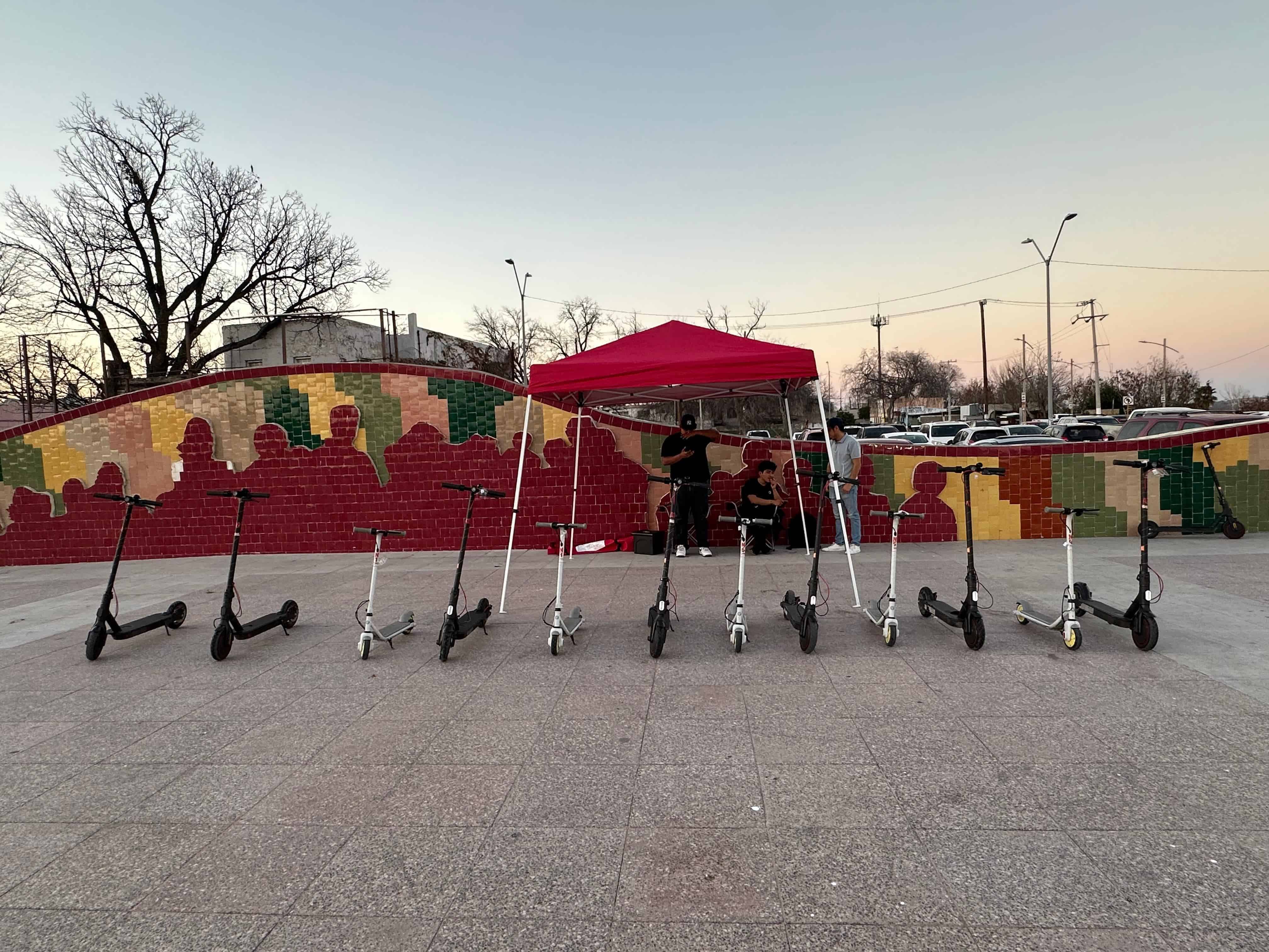 Jóvenes nigropetenses promueven la movilidad sustentable con renta de patines eléctricos