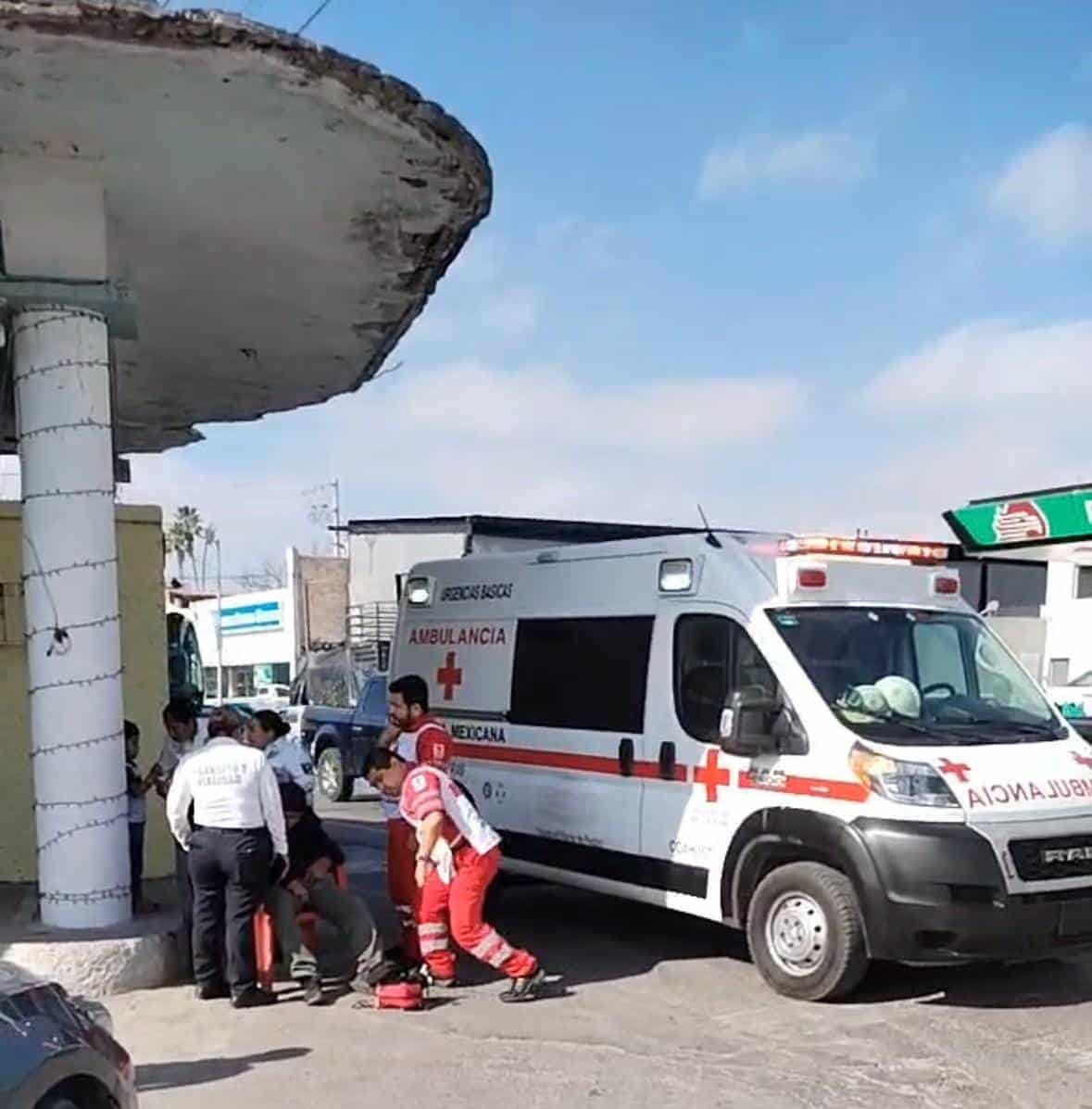 Motociclista sufre accidente en el cruce de la Avenida Carranza por pasarse un alto