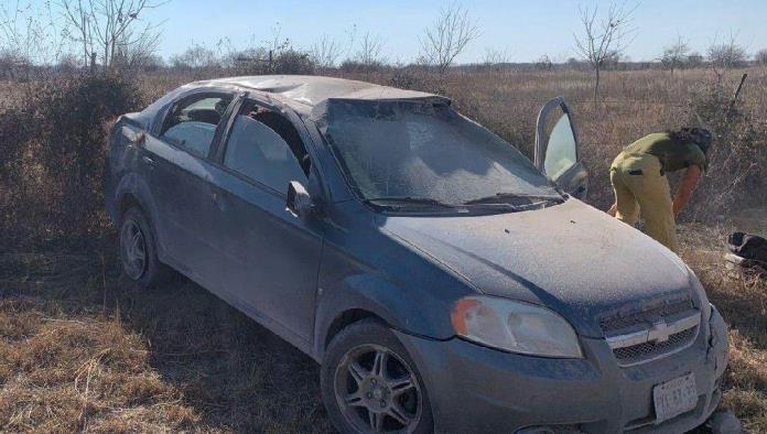 Vuelca auto en la carretera Allende-Villa Unión