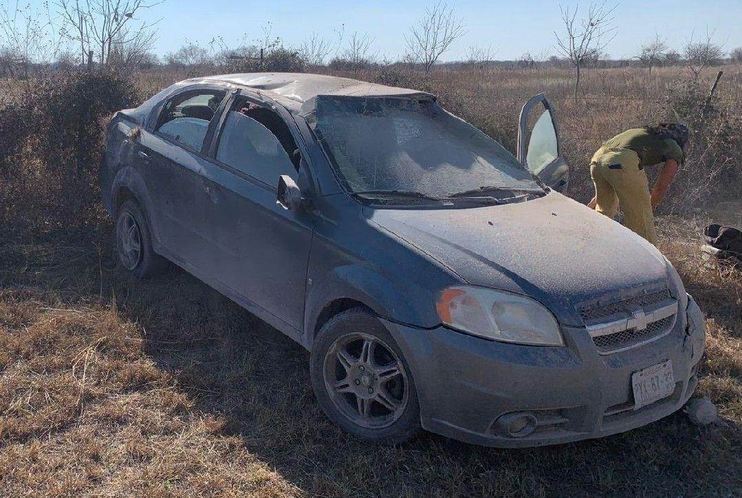 Vuelca auto en la carretera Allende-Villa Unión