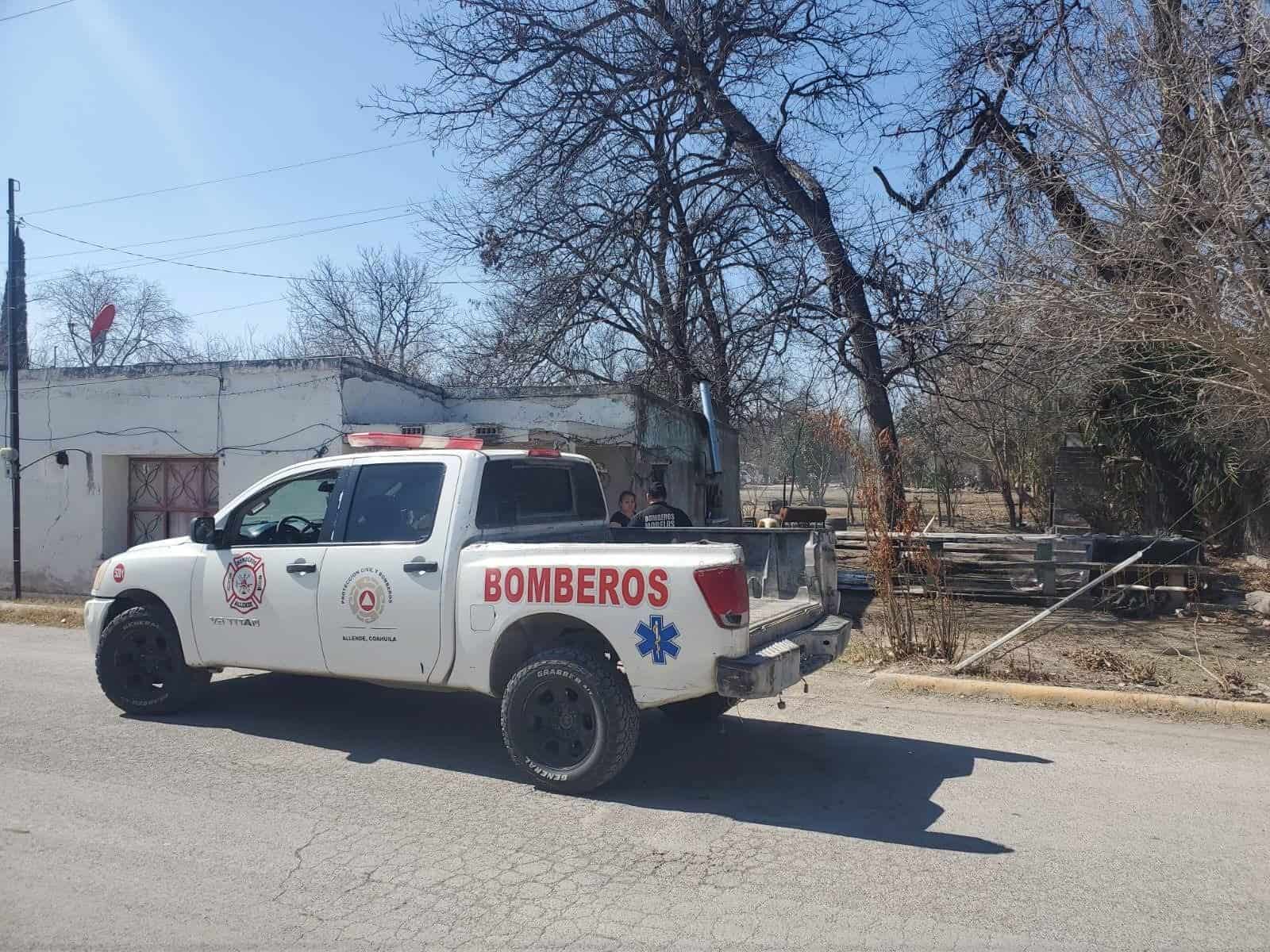 Bomberos de Allende retiran víbora de patio tras llamado de emergencia