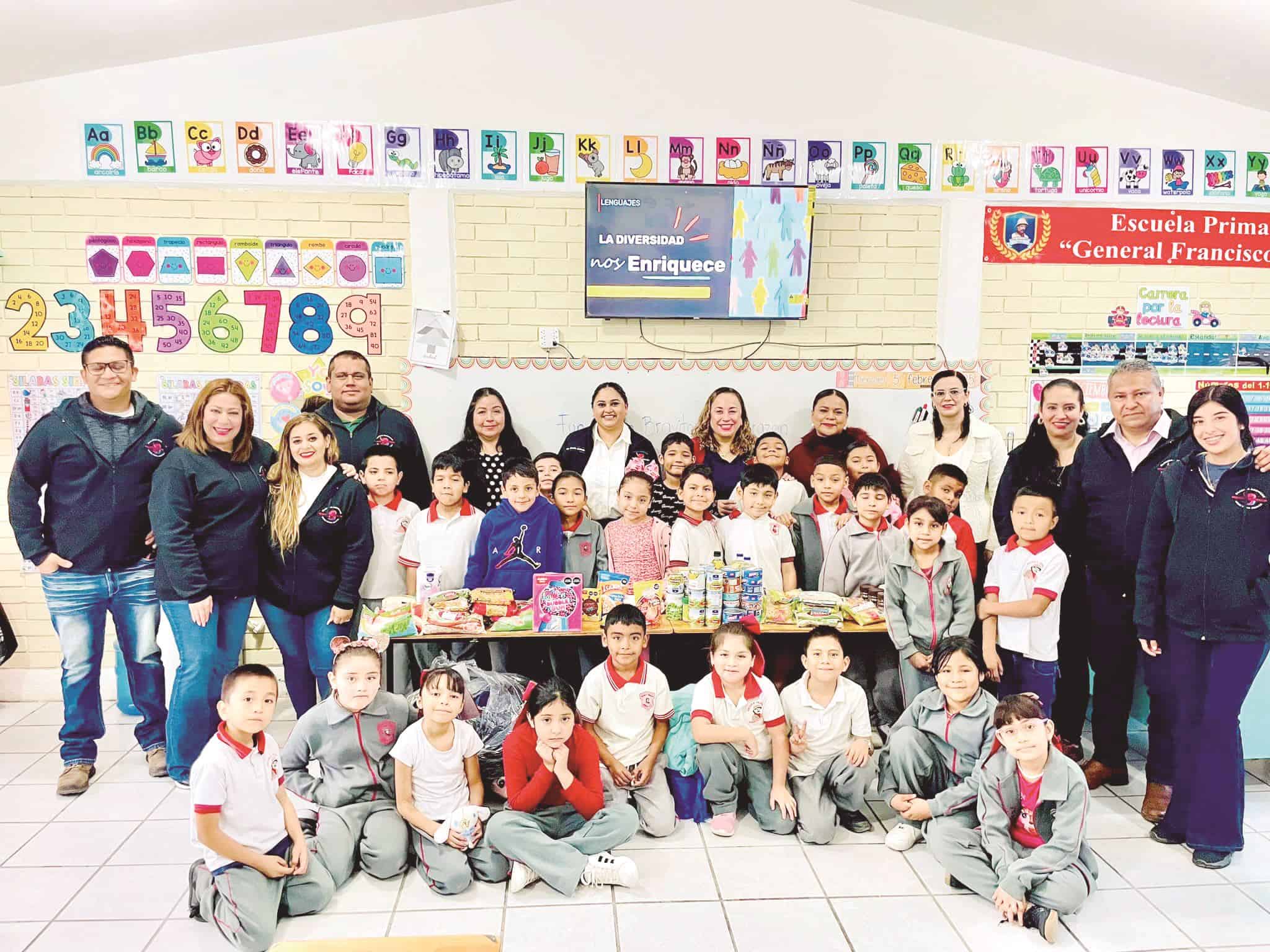 Alumnos de la Escuela Francisco Villa realizan el proyecto La diversidad nos enriquece para entregar alimentos a familias de escasos recursos.