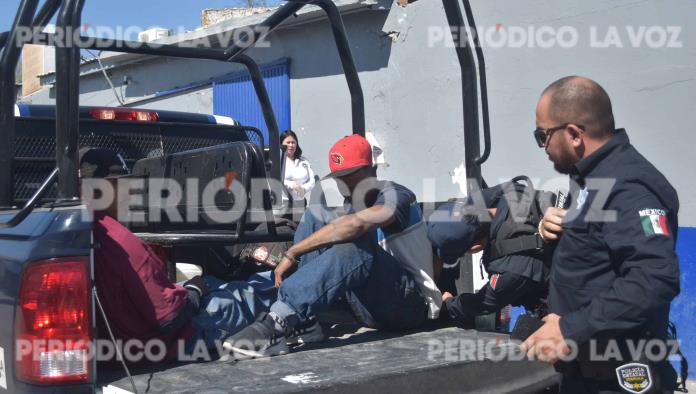 Arrestan estatales a par de albañiles