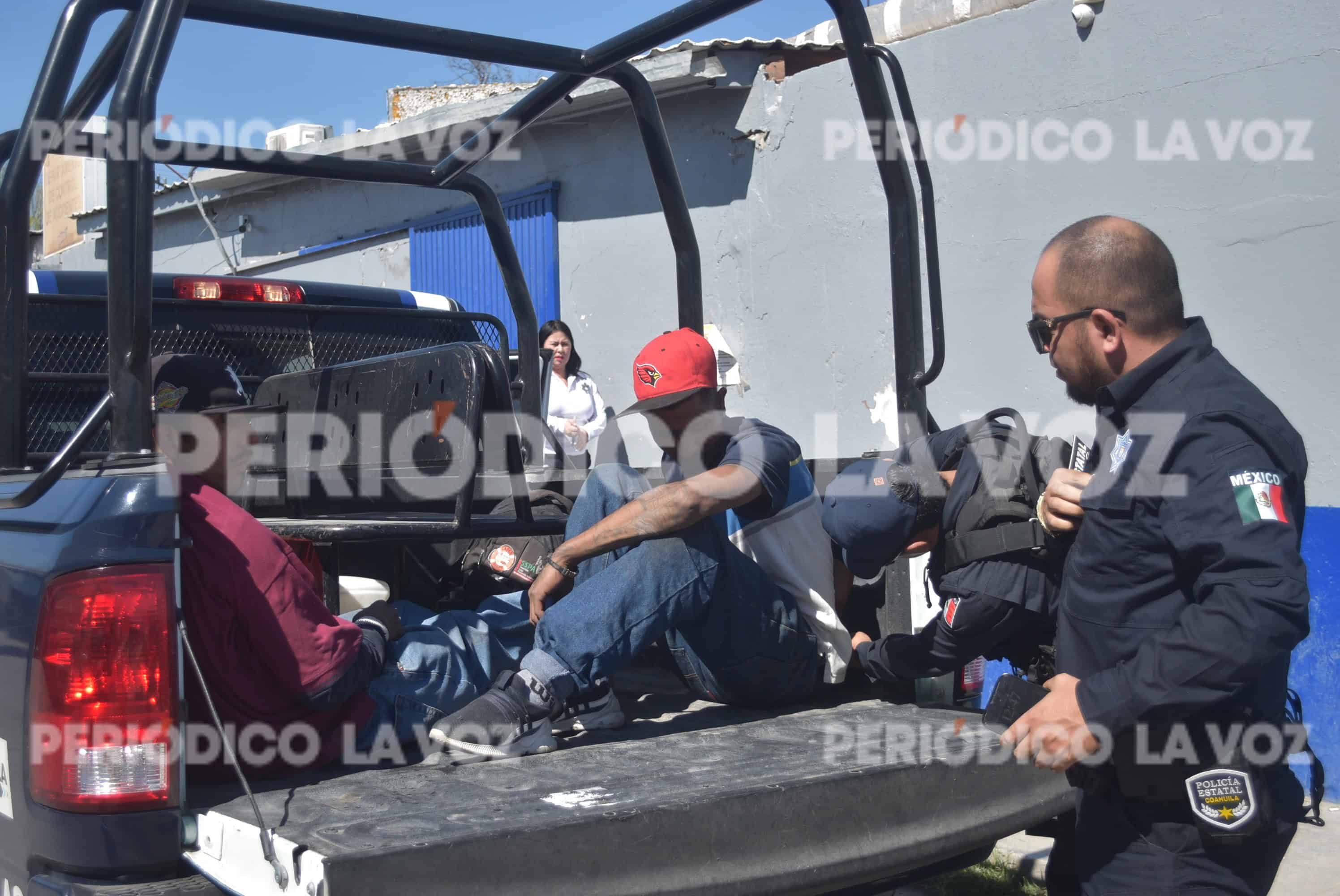 Arrestan estatales a par de albañiles