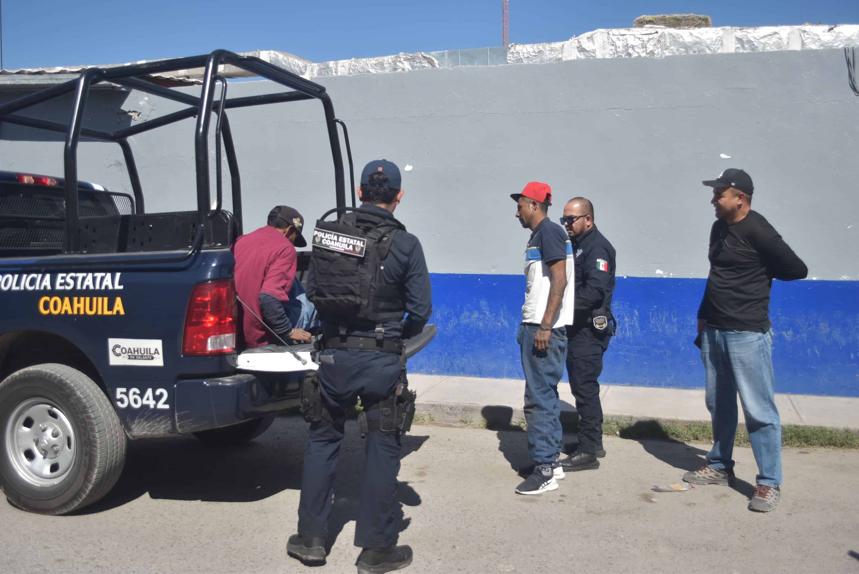 Arrestan estatales a par de albañiles