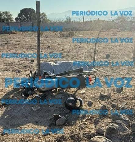 Aparece muerto a un lado de su moto