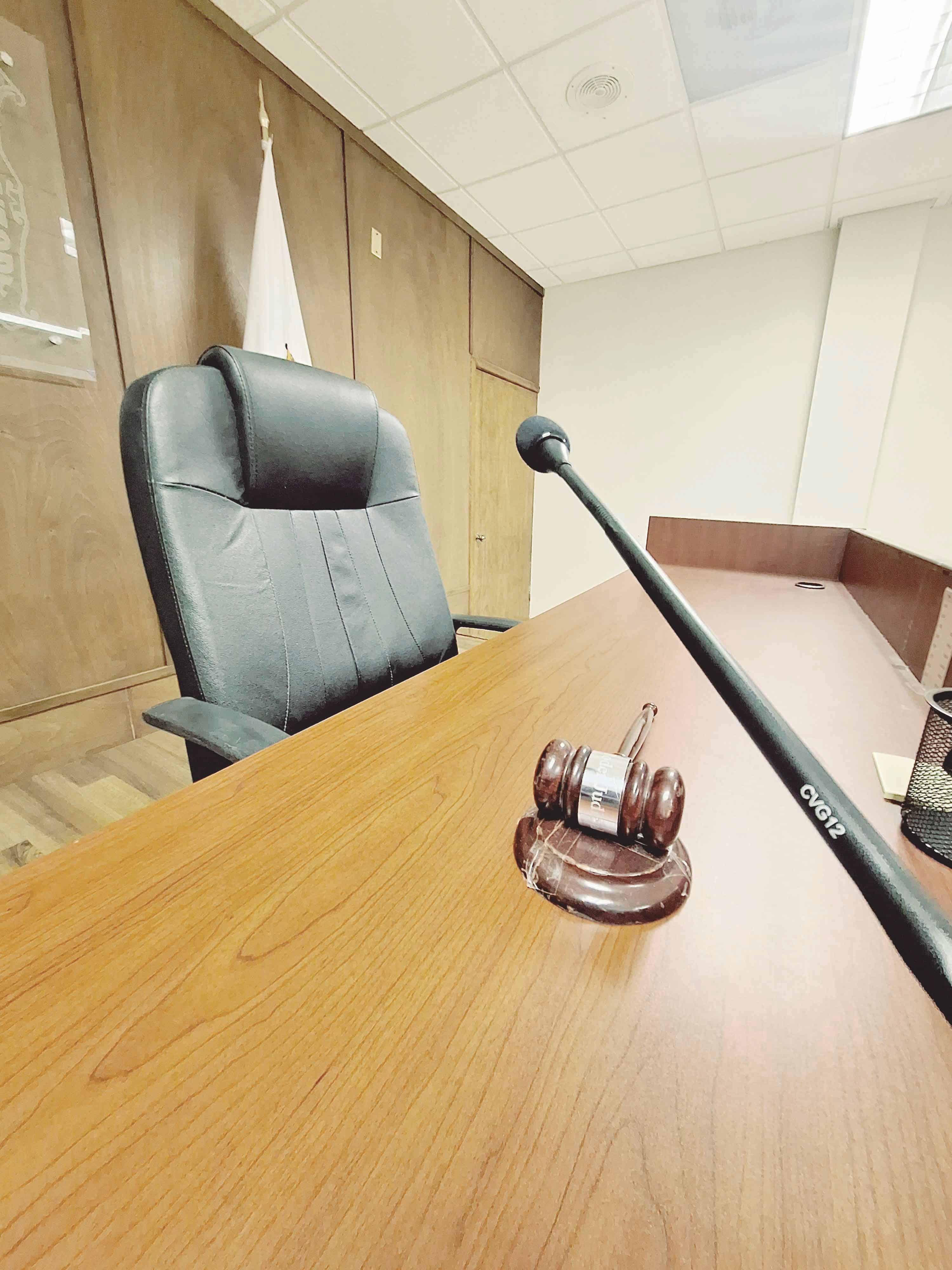Buscan salida alterna en el caso.