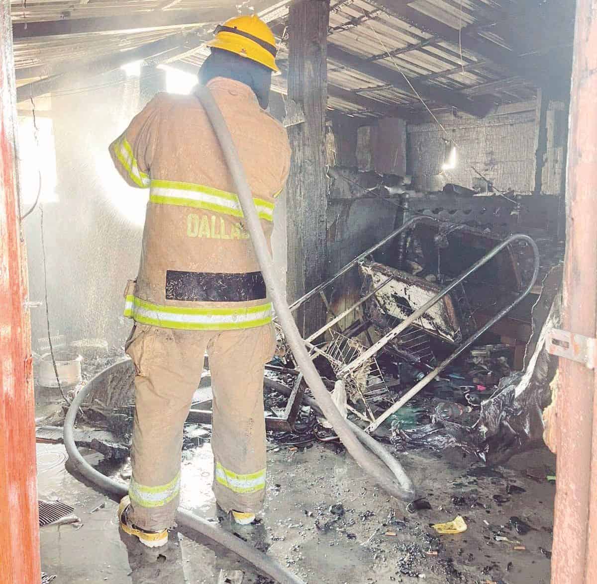El fuego inició en una vivienda de madera.