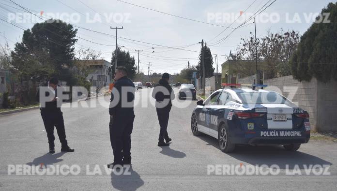 Reciben a Policías con lluvia de piedras