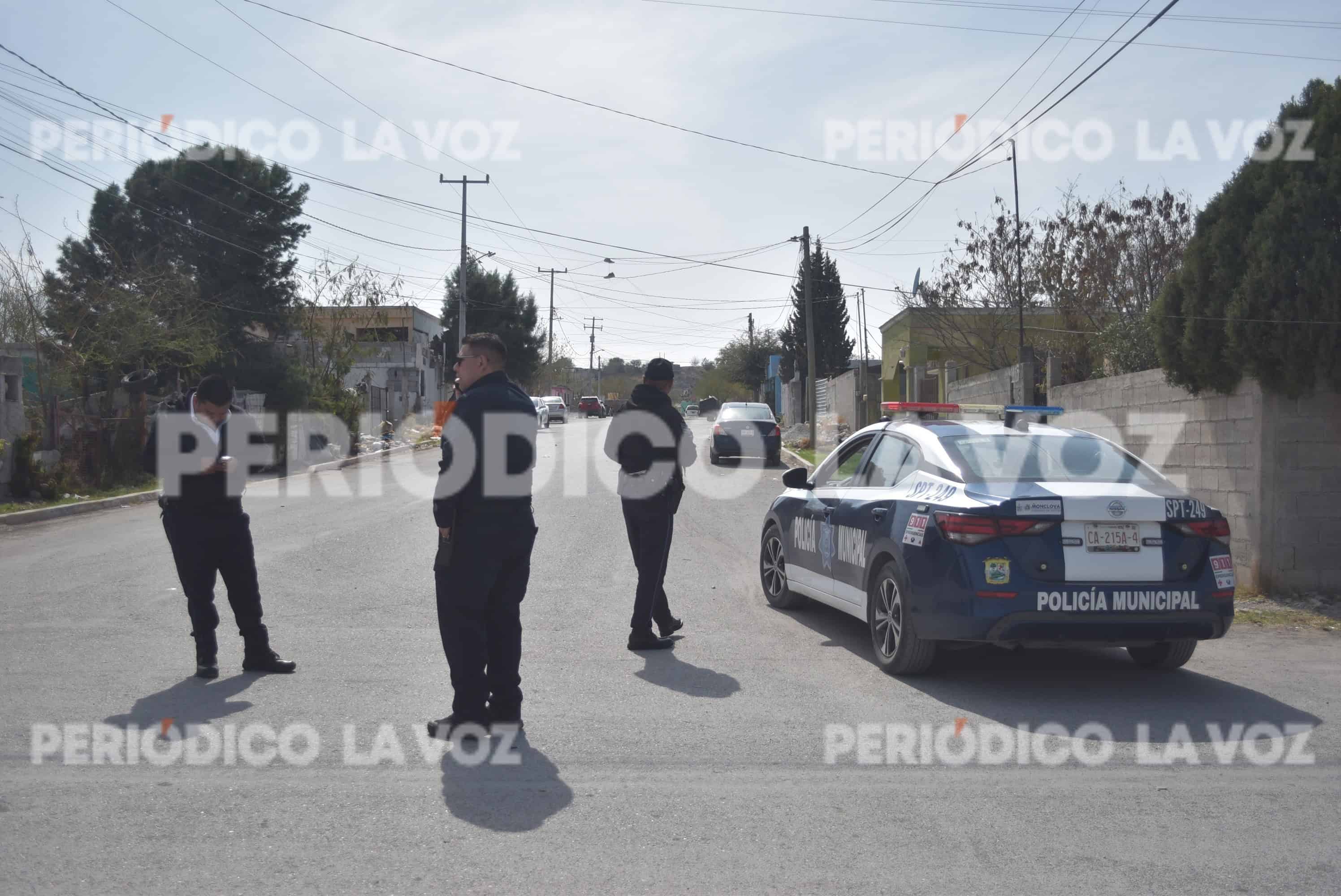 Reciben a Policías con lluvia de piedras