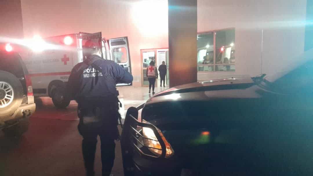 Dos jóvenes lesionados en choque contra una camioneta tipo familiar.