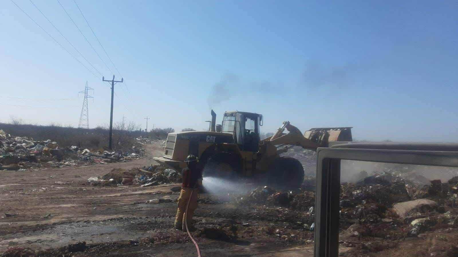 Bomberos realizan labores de enfriamiento en antiguo basurero de Allende