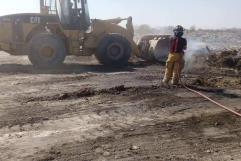 Bomberos realizan labores de enfriamiento en antiguo basurero de Allende