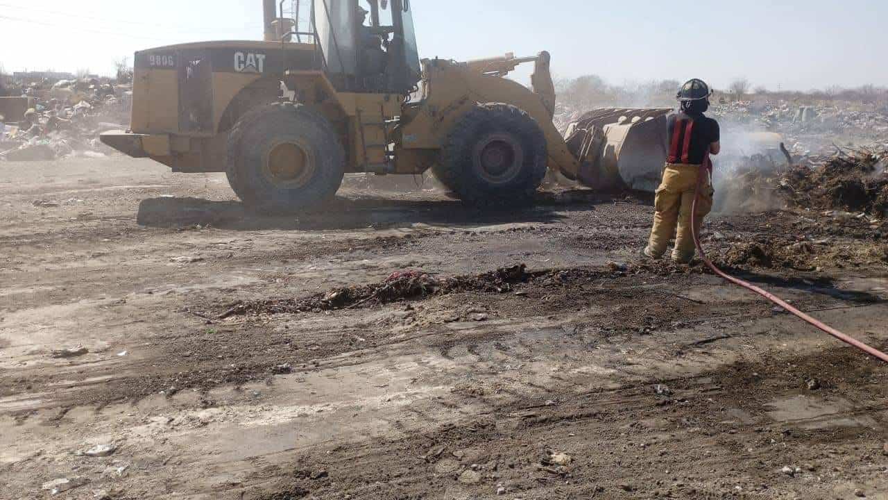 Bomberos realizan labores de enfriamiento en antiguo basurero de Allende