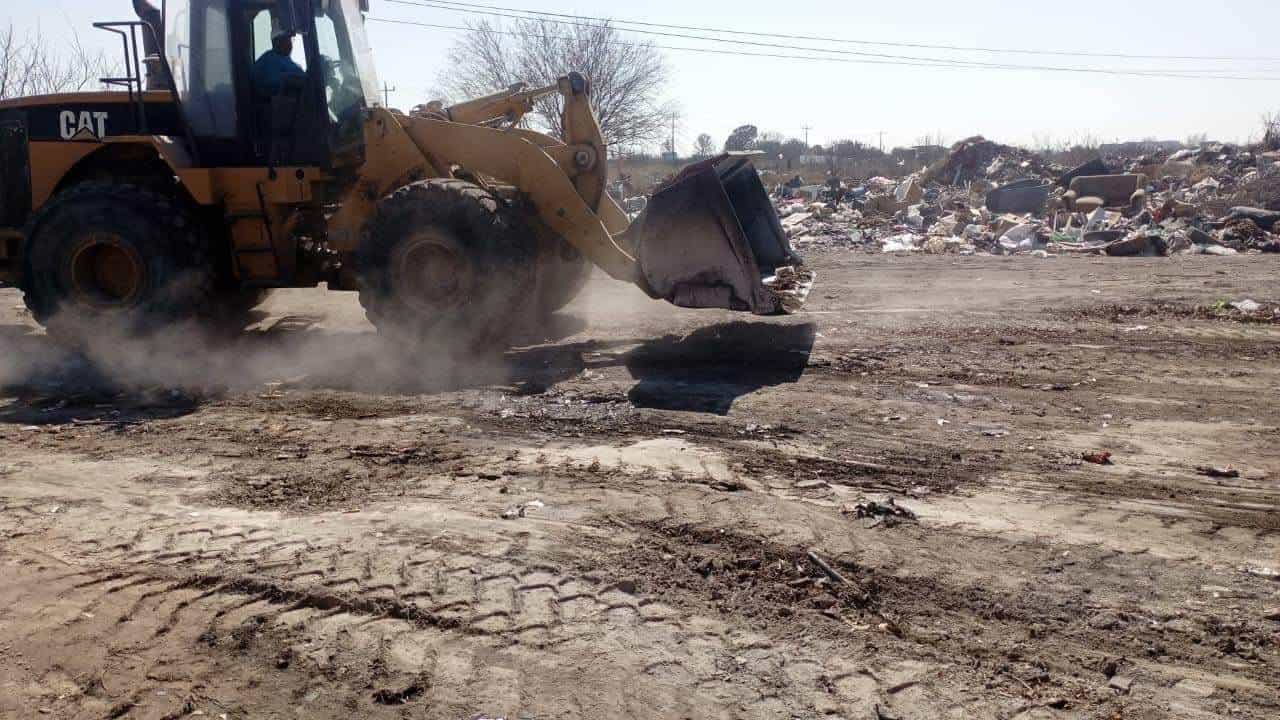 Bomberos realizan labores de enfriamiento en antiguo basurero de Allende