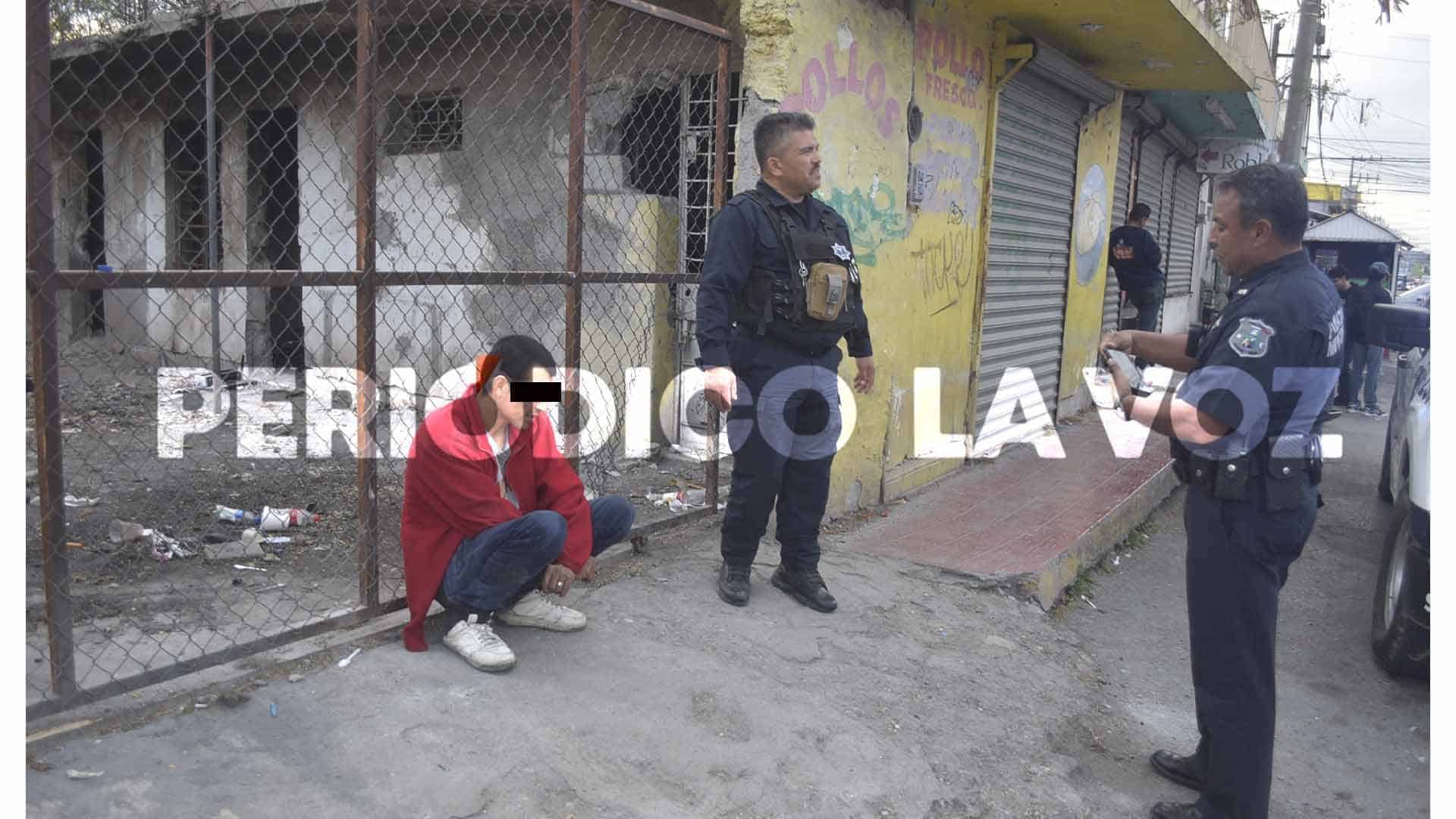 Hallan a borracho tirado en la calle