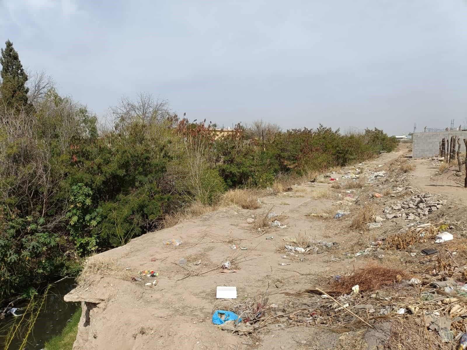 Se puede observar las bolsas de basura y otros desperdicios a las orillas del arroyo.