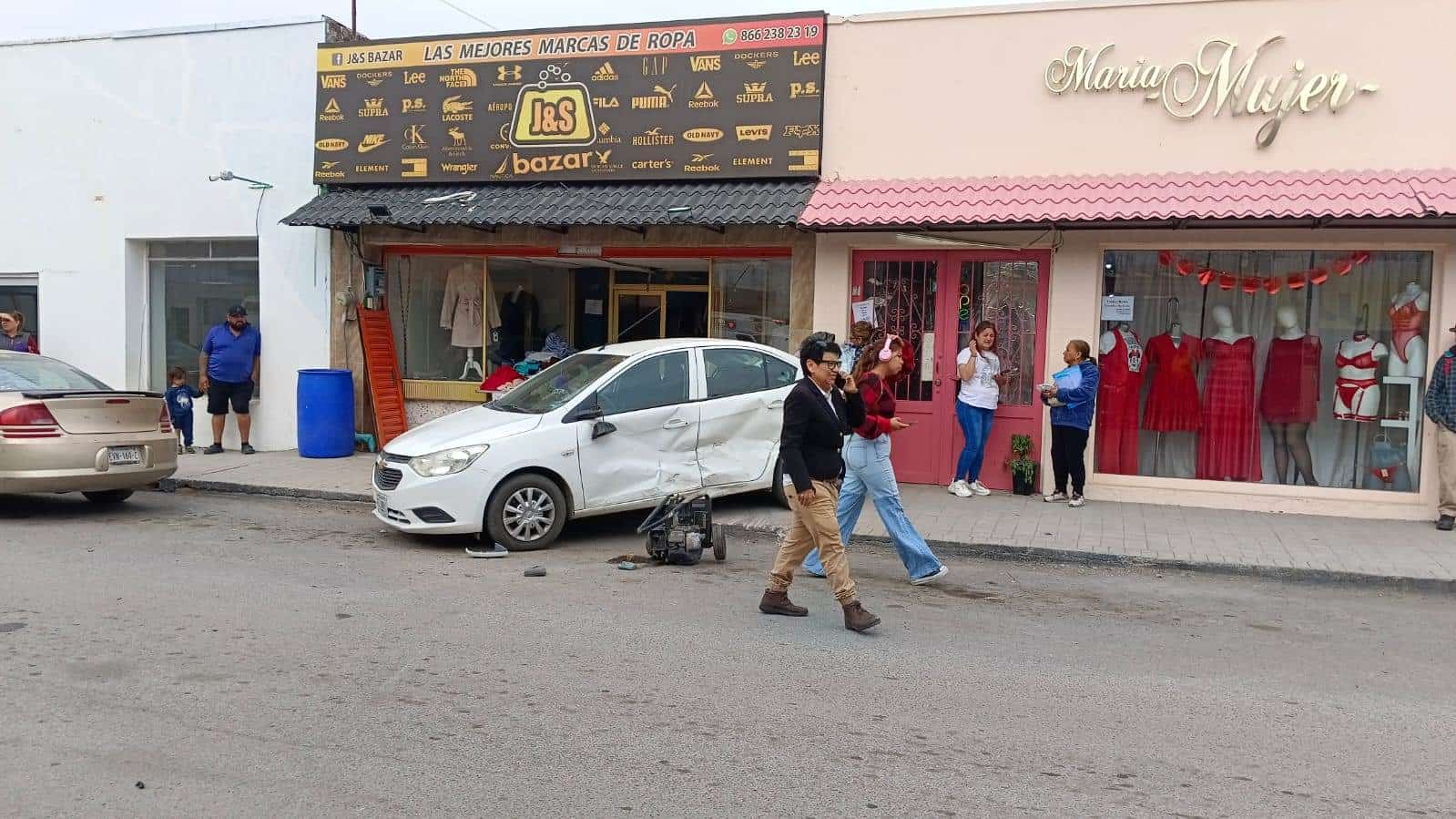 Choca 3 autos y se impacta contra herbario