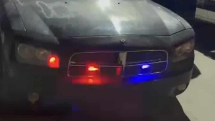 Decomisan vehículo con luces azul y roja