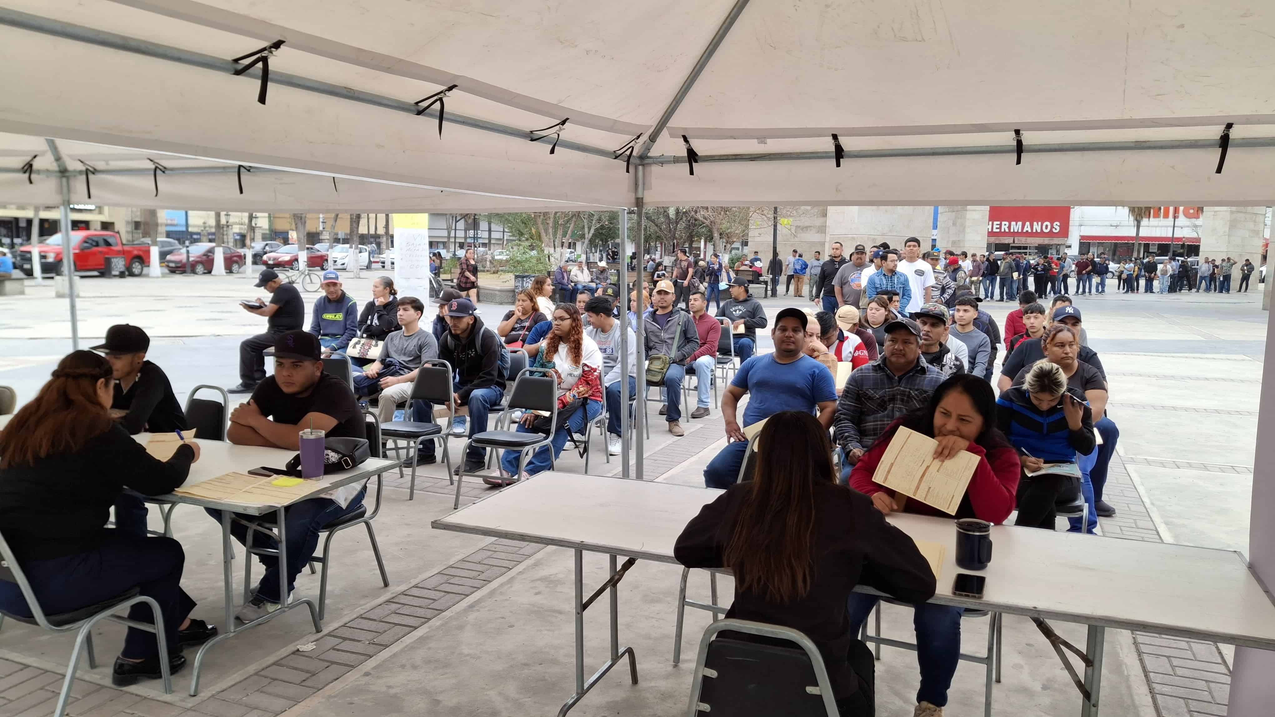Mil 032 personas acudieron a la Feria del Empleo.
