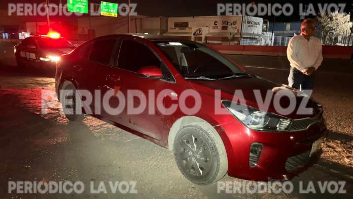 Destroza espejo a auto en choque