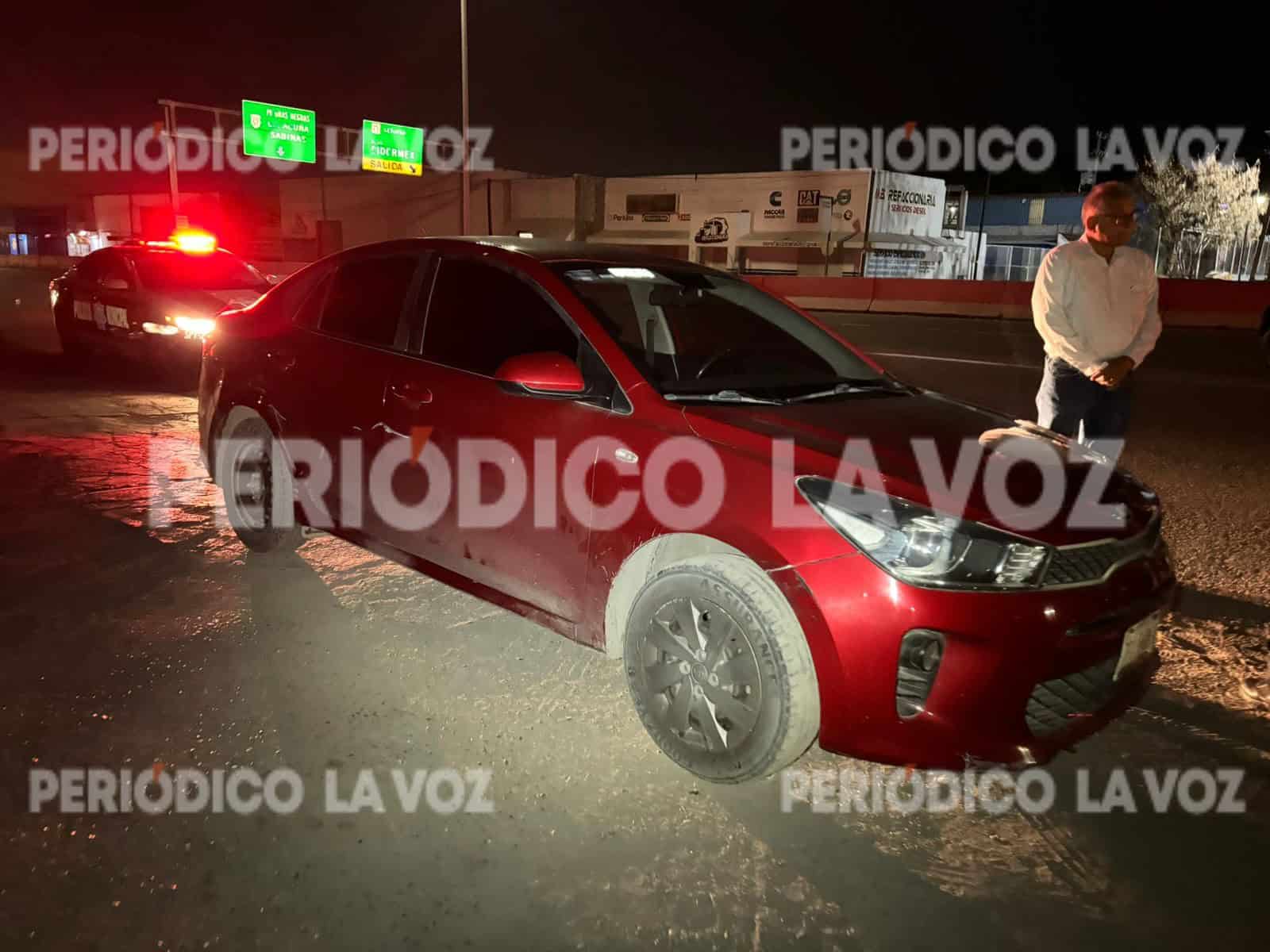 Destroza espejo a auto en choque