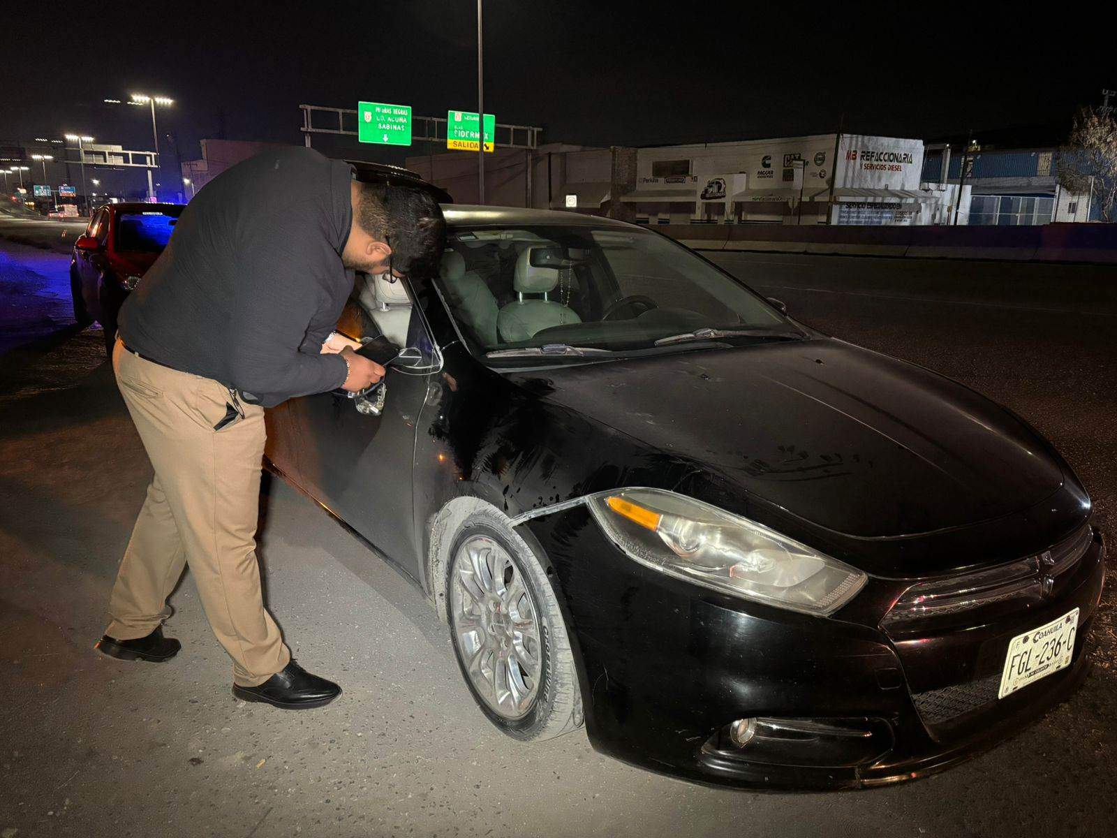 Destroza espejo a auto en choque