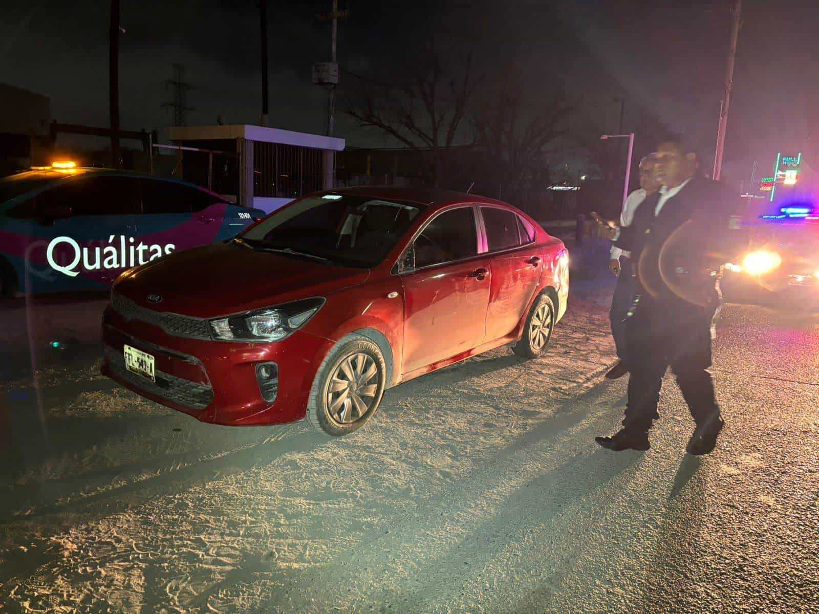 Destroza espejo a auto en choque