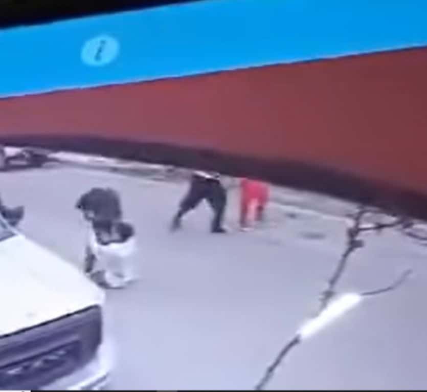 Le Roban Hasta los Tennis; Asalto en la colonia Año 2000 Queda Registrado en Video