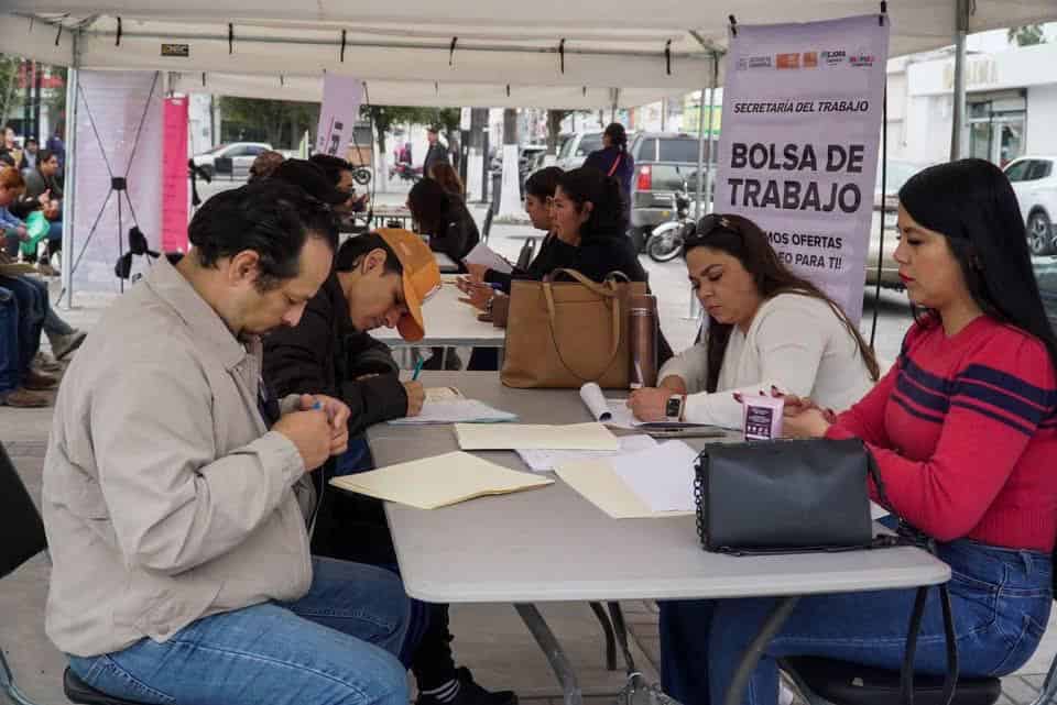 Por segundo día consecutivo se desarrolló la feria del empleo en la Plaza Principal.