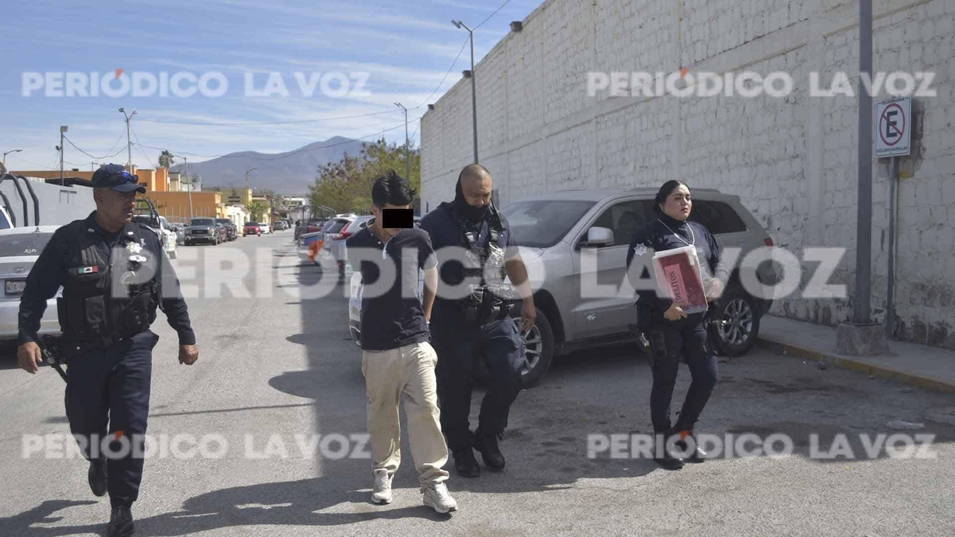 Intenta evadir a Policías a golpes