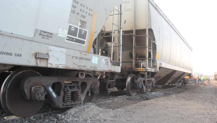 Reparan vías del tren en la Soledad