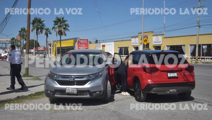 Cruza bulevar y la choca camioneta