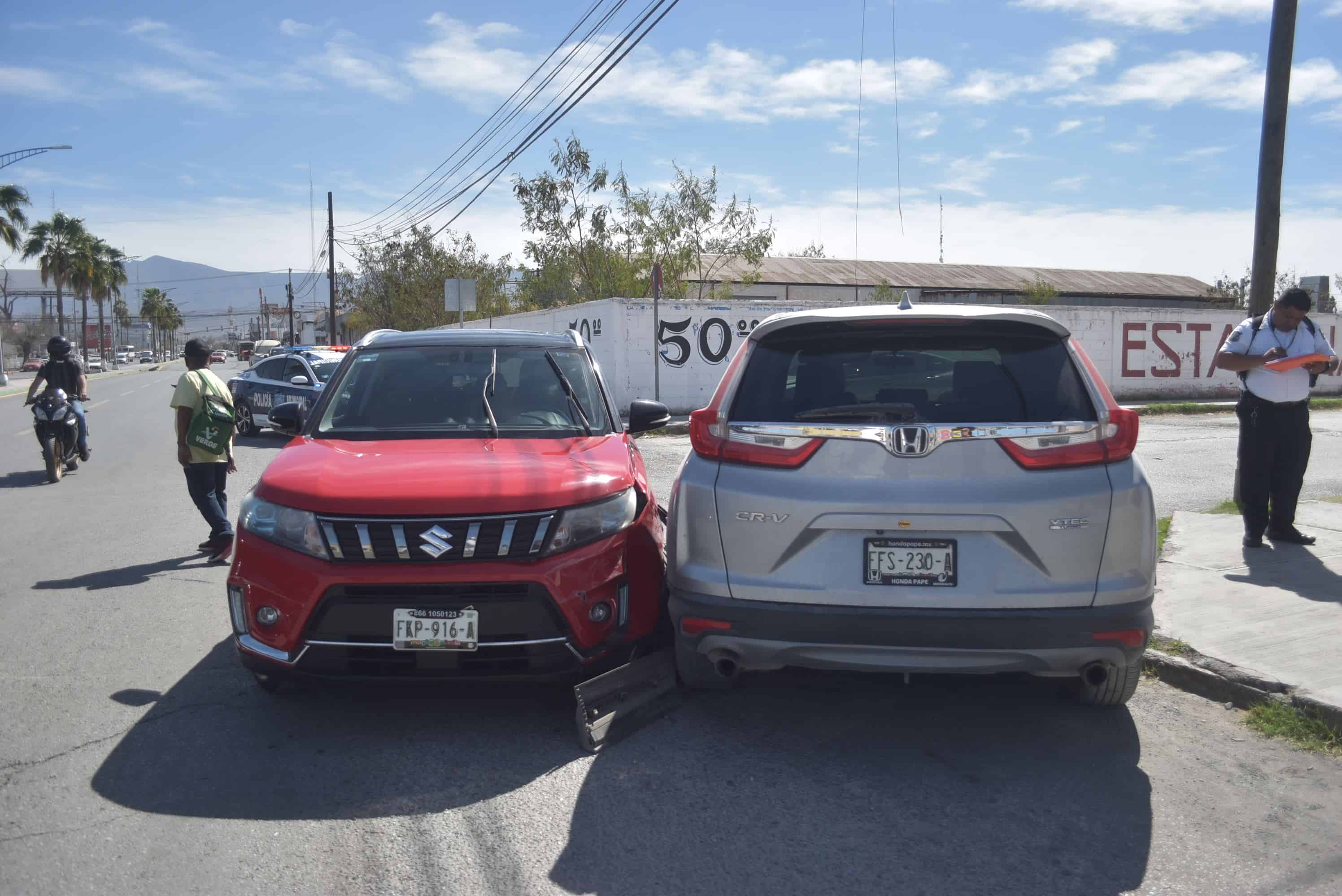 Cruza bulevar y la choca camioneta