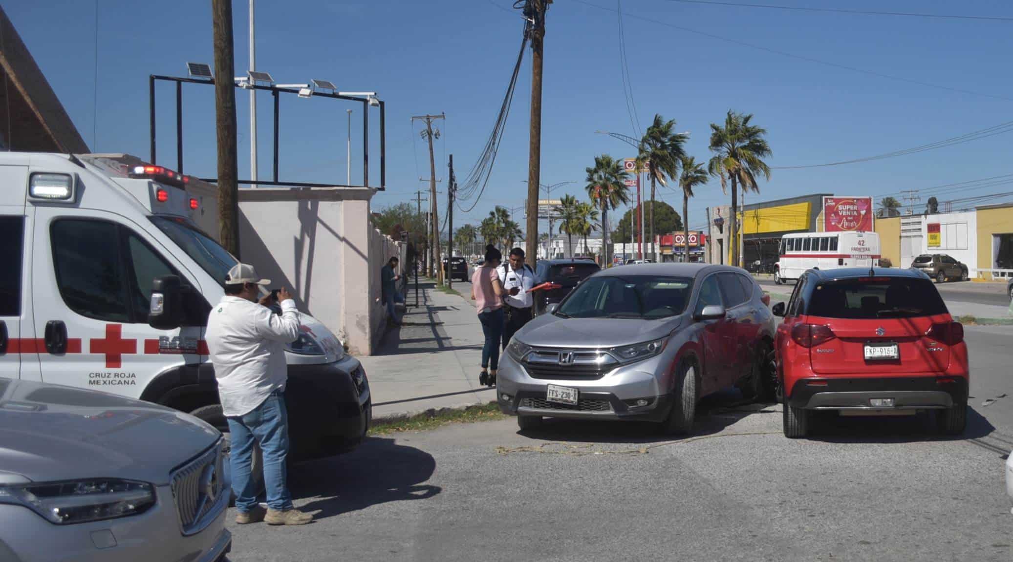 Cruza bulevar y la choca camioneta