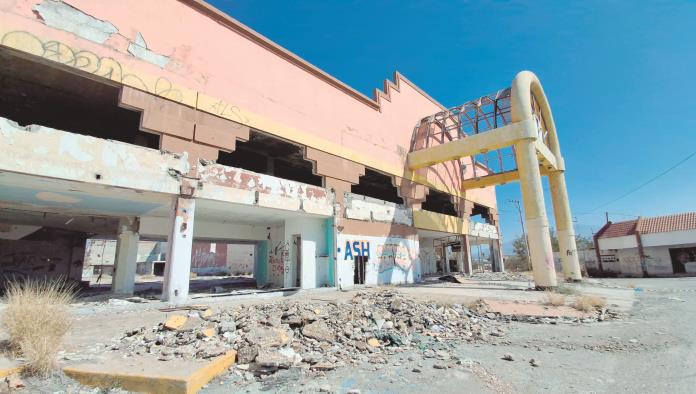 ¡Por fin!; Demolerán centro comercial quemado