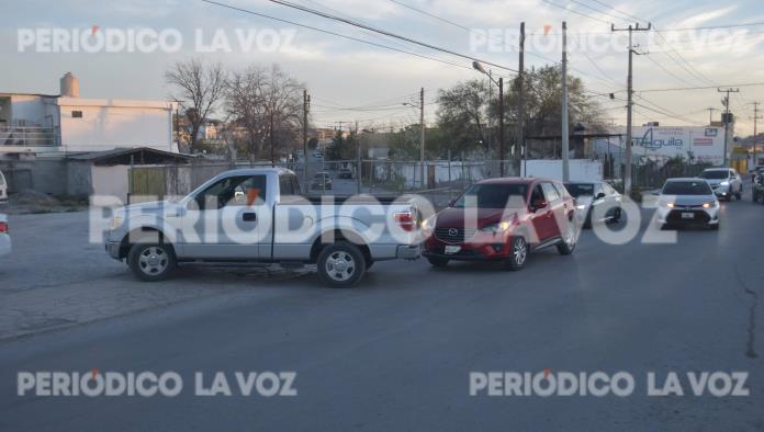 Obstruye paso a camioneta