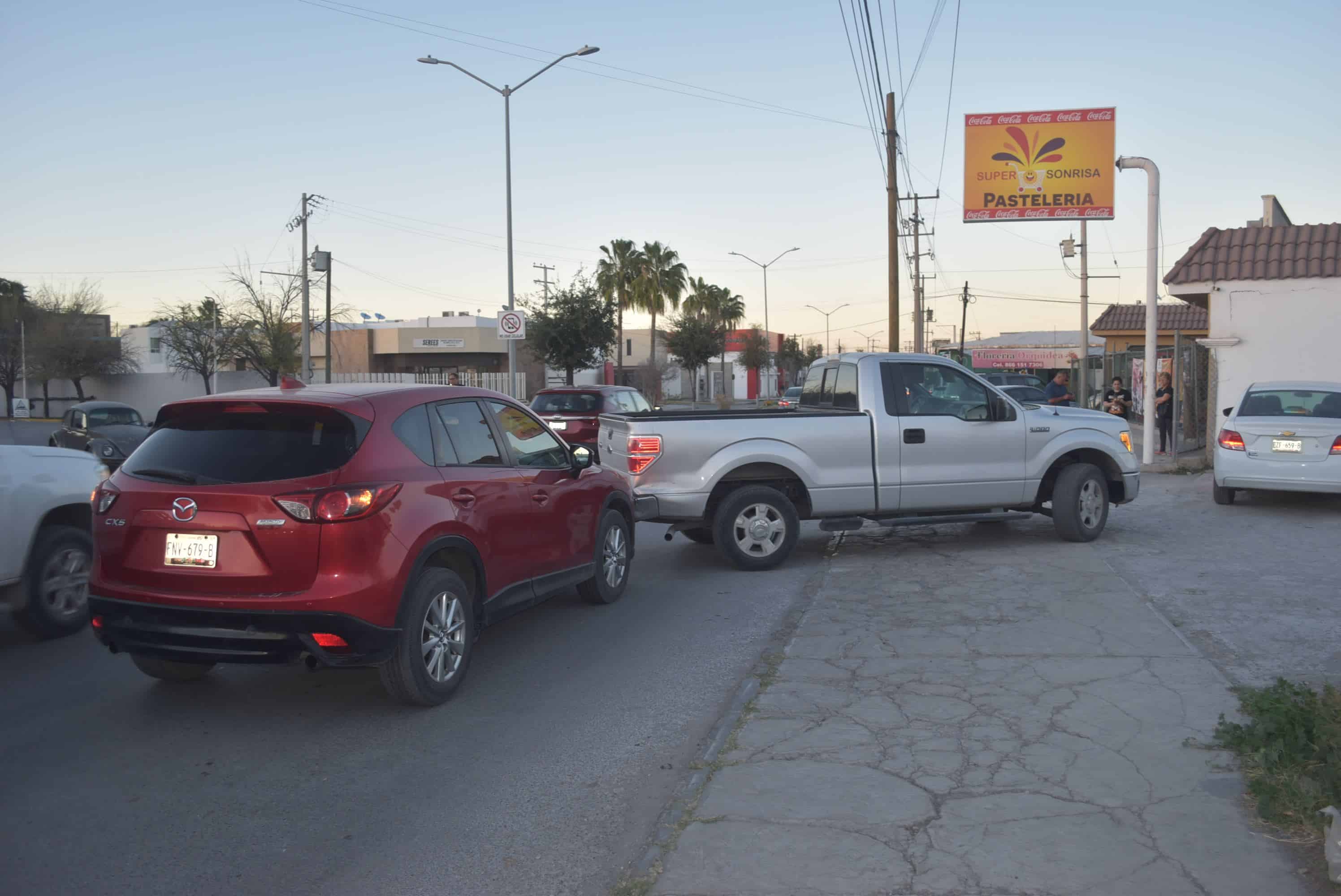 Obstruye paso a camioneta