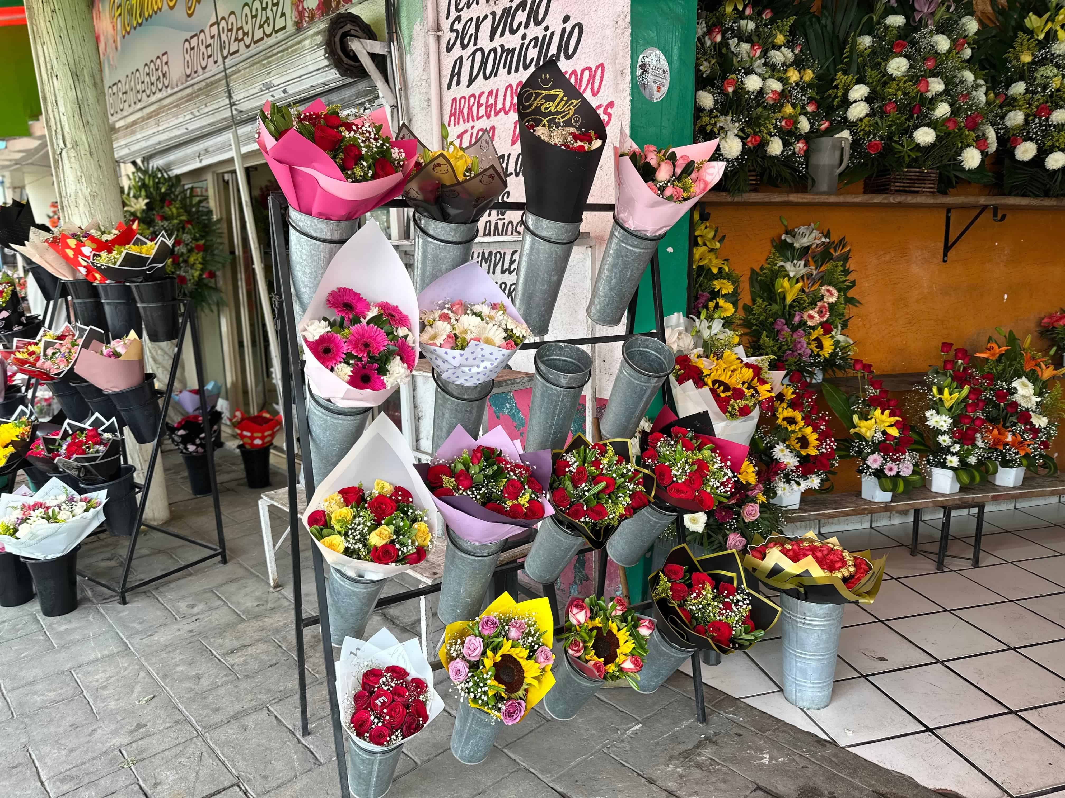 Alta demanda de flores en Piedras Negras por el Día del Amor y la Amistad