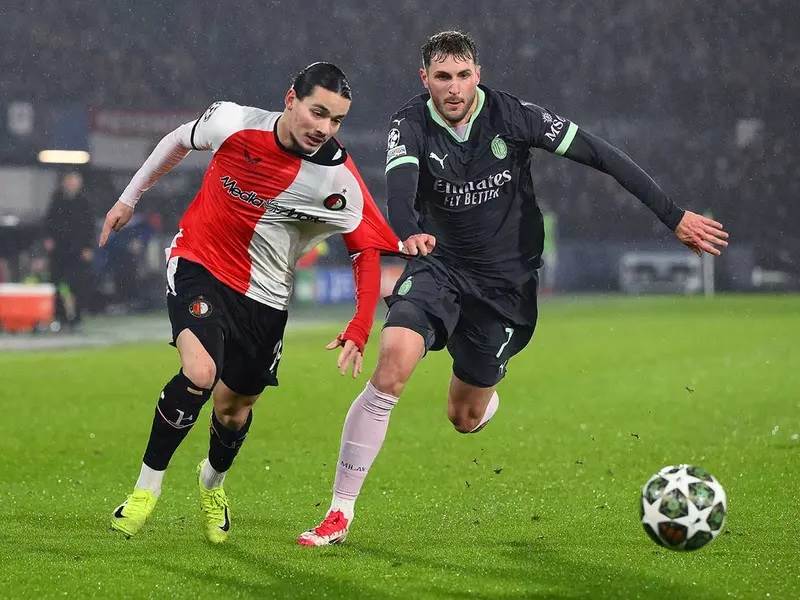 Santi Gimenez no pudo brillar con el AC Milan en Champions.
