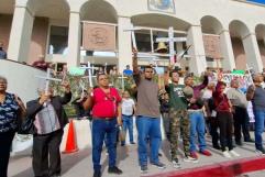 Llevan cruces de obreros fallecidos