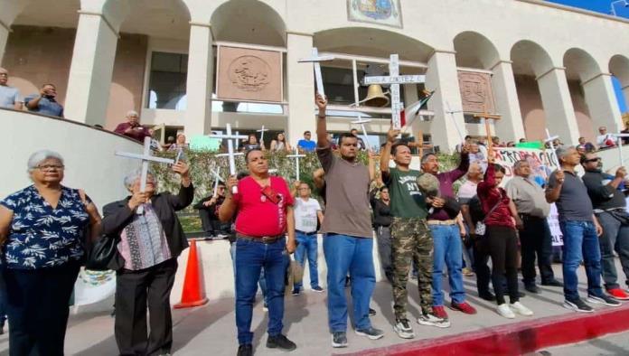 Llevan cruces de obreros fallecidos