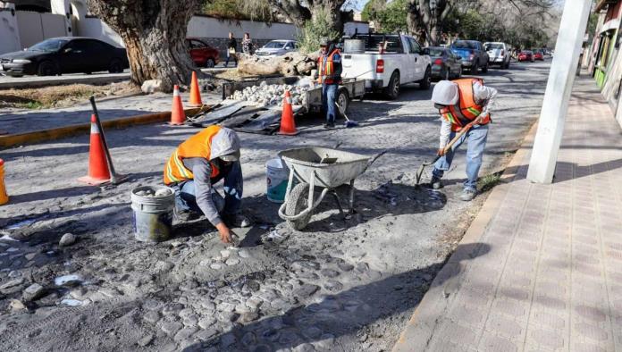 Continúan reparación de vialidades