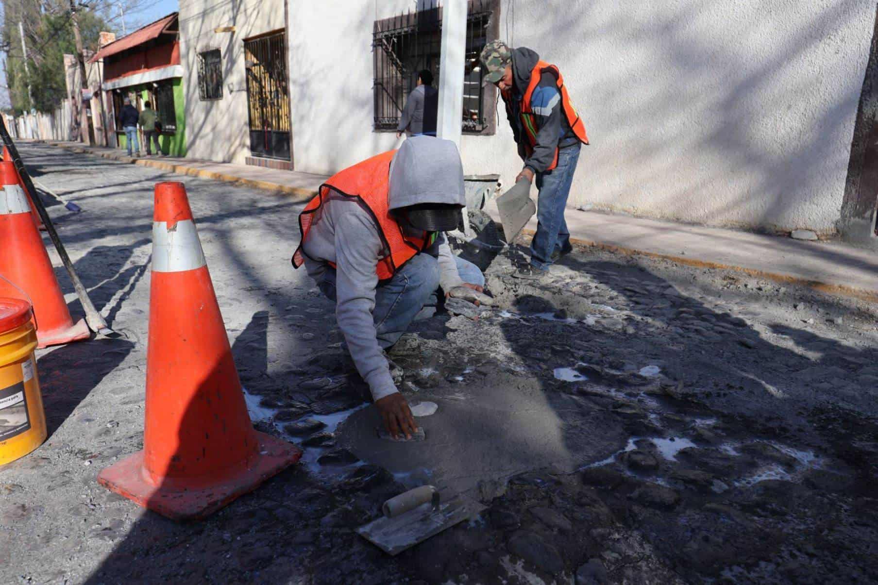 Continúan reparación de vialidades